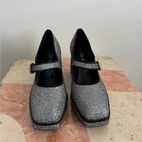 GB Gianni Bini 2-Night shiny Mary Jane platform pump Size 6.5 - Picture 3 of 7